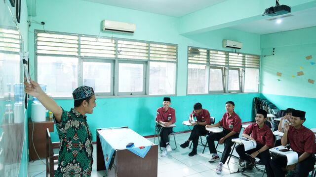 SMA Tradisional yang Tetap Berkualitas dengan Papan Tulis